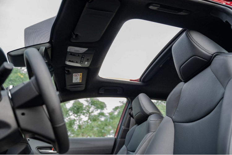 Tất cả đều hỗ trợ kết nối Apple CarPlay và Android Auto. Không gian nội thất của Toyota Corolla Cross 2021 được đánh giá là hấp dẫn với nhiều trang bị hiện đại.