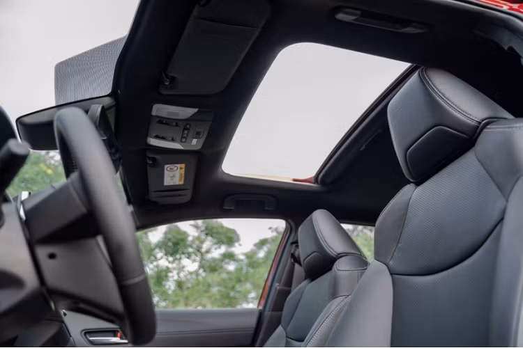 Tất cả đều hỗ trợ kết nối Apple CarPlay và Android Auto. Không gian nội thất của Toyota Corolla Cross 2021 được đánh giá là hấp dẫn với nhiều trang bị hiện đại.