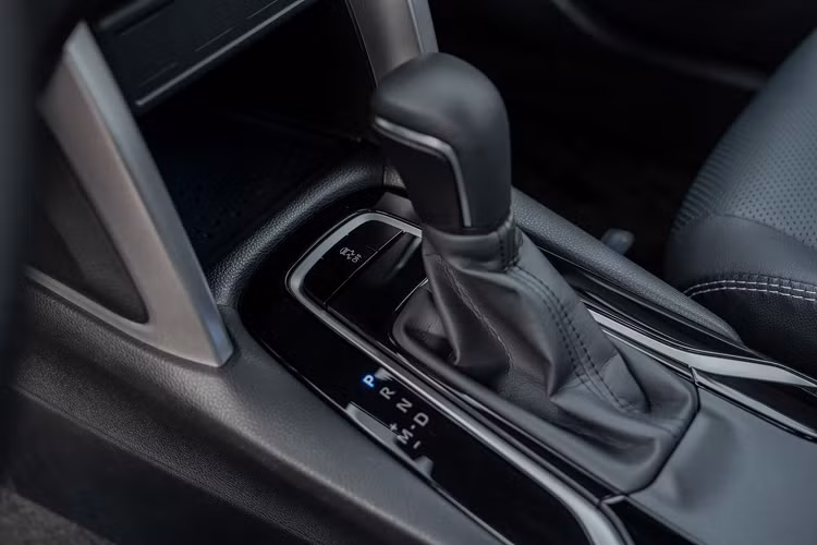 Hai phiên bản Corolla Cross cao cấp hơn sở hữu màn hình giải trí trung tâm 9 inch (bản G là 7 inch) hỗ trợ Apple CarPlay và Android Auto, gương chiếu hậu chống chói tự động. Hệ thống khung gầm TNGA thế hệ mới của Toyota trên Corolla Cross 2021 là một điểm nhấn nổi bật khác.