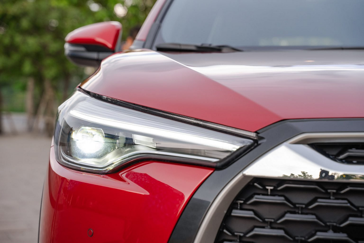 Được biết, Toyota Corolla Cross sẽ phân phối 3 phiên bản tại nước ta là 1.8 G, 1.8 V và 1.8 HV. Trong đó, phiên bản 1.8 G và 1.8 V sử dụng động cơ đốt trong; còn phiên bản 1.8 HV được trang bị động cơ hybrid. Đây có thể xem là một điều đặc biệt của Toyota Corolla Cross khi trở thành mẫu xe bình dân đầu tiên tại Việt Nam sở hữu tùy chọn động cơ hybrid. Mặc dù động cơ này đã trở thành một trong số những phiên bản tiêu chuẩn tại nhiều thị trường trên thế giới.