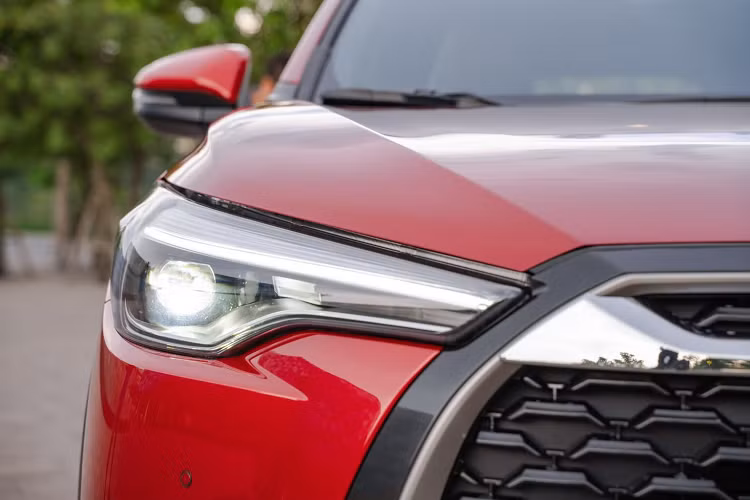 Được biết, Toyota Corolla Cross sẽ phân phối 3 phiên bản tại nước ta là 1.8 G, 1.8 V và 1.8 HV. Trong đó, phiên bản 1.8 G và 1.8 V sử dụng động cơ đốt trong; còn phiên bản 1.8 HV được trang bị động cơ hybrid. Đây có thể xem là một điều đặc biệt của Toyota Corolla Cross khi trở thành mẫu xe bình dân đầu tiên tại Việt Nam sở hữu tùy chọn động cơ hybrid. Mặc dù động cơ này đã trở thành một trong số những phiên bản tiêu chuẩn tại nhiều thị trường trên thế giới.