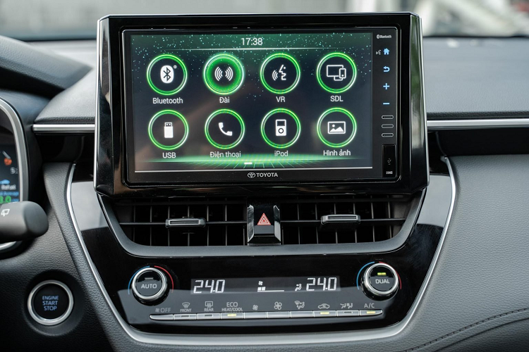 Theo tin tức ô tô, 2 phiên bản Corolla Cross 1.8 V và 1.8 HV còn sở hữu gói an toàn Toyota Safety Sense với nhiều tính năng an toàn cao cấp như hỗ trợ giữ làn, đèn pha tự động, cảnh báo va chạm, cảnh báo làn đường, hệ thống Kiểm soát hành trình thích ứng, cảm biến va chạm trước/sau và camera 360 độ.