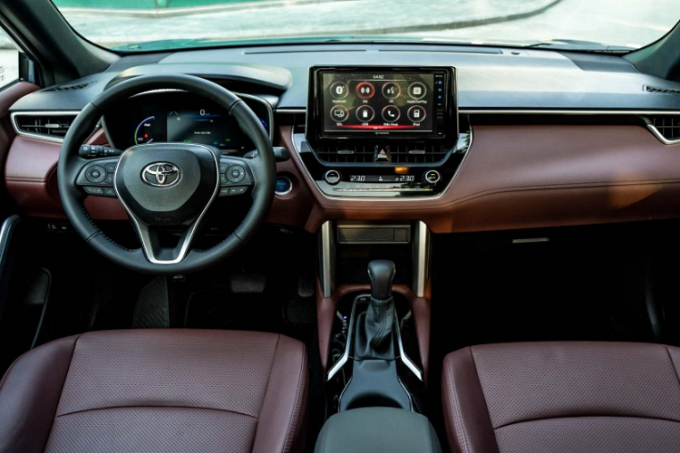 Về nội thất, sự hiện đại vẫn hiện diện xuyên suốt bên trong khoang lái, ngay cả khi so với các đối thủ trong phân khúc. Phiên bản 1.8 V và 1.8 HV được trang bị màn hình trung tâm kích thước 9”, còn bản G có màn hình 7”.