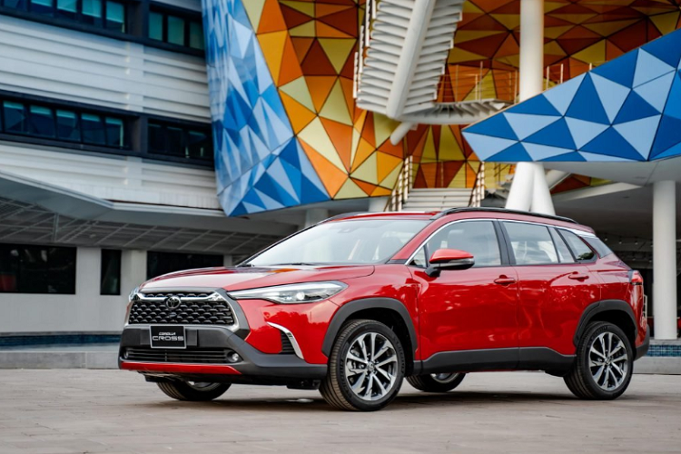 Đây là sản phẩm hoàn hảo để hoàn thiện đội hình sản phẩm của Toyota, gia nhập phân khúc đang rất "nóng" với các đối thủ cạnh tranh như Honda CR-V, Mazda CX-5 hay Hyundai Tucson. Hiện nay, những mẫu xe lắp ráp, sản xuất trong nước đang nhận được ưu đãi giảm 50% phí trước bạ từ Chính phủ đến hết ngày 31/12/2020.