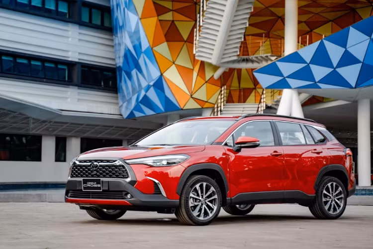 Đây là sản phẩm hoàn hảo để hoàn thiện đội hình sản phẩm của Toyota, gia nhập phân khúc đang rất "nóng" với các đối thủ cạnh tranh như Honda CR-V, Mazda CX-5 hay Hyundai Tucson. Hiện nay, những mẫu xe lắp ráp, sản xuất trong nước đang nhận được ưu đãi giảm 50% phí trước bạ từ Chính phủ đến hết ngày 31/12/2020.