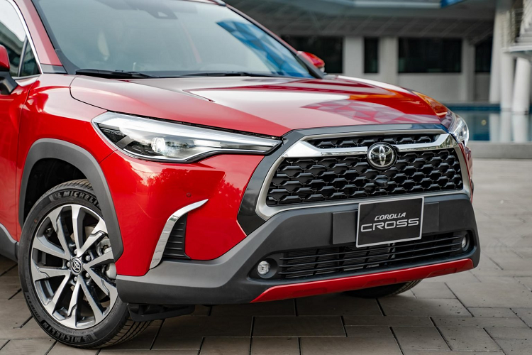 Toyota Corolla Cross hoàn toàn mới sẽ là "một làn gió mới" dành cho phân khúc SUV/crossover hạng B. Về tổng thể, diện mạo của Corolla Cross 2021 đem đến cảm giác khác biệt so với những người "anh em" cùng nhà khác của Toyota tại Việt Nam. Lưới tản nhiệt phía trước rộng, đen với viền mạ crom xung quanh. Đèn pha nối liền lưới tản nhiệt trên, trong khi đèn sương mù tròn nằm phía trong lưới tản nhiệt dưới.