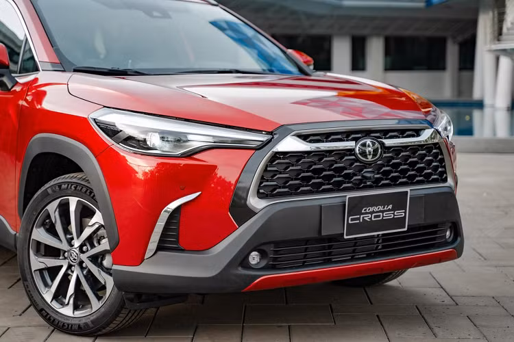 Toyota Corolla Cross hoàn toàn mới sẽ là "một làn gió mới" dành cho phân khúc SUV/crossover hạng B. Về tổng thể, diện mạo của Corolla Cross 2021 đem đến cảm giác khác biệt so với những người "anh em" cùng nhà khác của Toyota tại Việt Nam. Lưới tản nhiệt phía trước rộng, đen với viền mạ crom xung quanh. Đèn pha nối liền lưới tản nhiệt trên, trong khi đèn sương mù tròn nằm phía trong lưới tản nhiệt dưới.