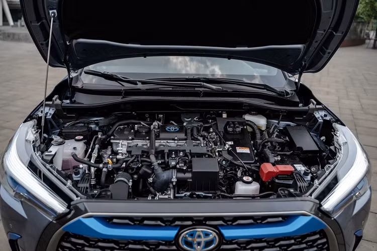 Trong khi đó, Corolla Cross phiên bản 1.8 HV được trang bị động cơ hybrid lai xăng điện cho tổng công suất là 170 mã lực và mô men xoắn cực đại 305 Nm kết hợp cùng hộp số tự động e-CVT. Giá xe Toyota Corolla Cross tại Việt Nam bán ra chính hãng từ 720 đến 918 triệu đồng, tuỳ theo từng phiên bản.