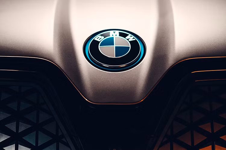 Các mô tơ hoạt động bằng một cụm pin có tổng năng lượng hơn 100 kWh. Cụm pin này sẽ cho phép xe đạt cự li di chuyển trên 600 km trong chu kỳ WLTP. BMW đặt mục tiêu chỉ số tiêu thụ điện năng “cực thấp”, chưa tới 21 kWh mỗi 100 km trong chu kỳ kiểm tra WLTP.