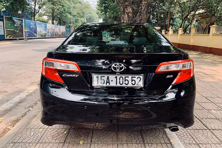 Toyota Camry đời 2012 bản Mỹ sở hữu lưới tản nhiệt phía trước mở rộng, tương đồng với ngôn ngữ thiết kế mới trên Avalon hay Corolla. Phần đầu xe mang tính khí động học cao hơn, đèn gầm phía dưới được cách điệu tích hợp đèn tín hiệu báo rẽ. Nắp ca-pô dập nổi có những đường cong mượt mà, giúp Camry thoát dần khỏi định kiến xe chỉ dành cho người đứng tuổi.