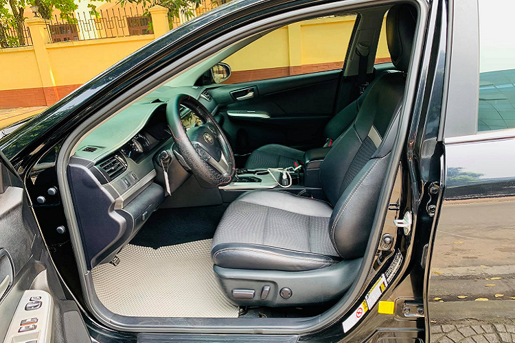 Toyota Camry bản SE 2012 sử dụng động cơ 2,5 lít 4 xi-lanh thẳng hàng có công suất 178 mã lực tại vòng tua máy 6.000 vòng/phút, mô men xoắn cực đại 230 Nm tại 4.100 vòng/phút. Hộp số tự động 6 cấp. Những con số này tương đương bản cao cấp Camry 2.5Q cùng đời ở Việt Nam.