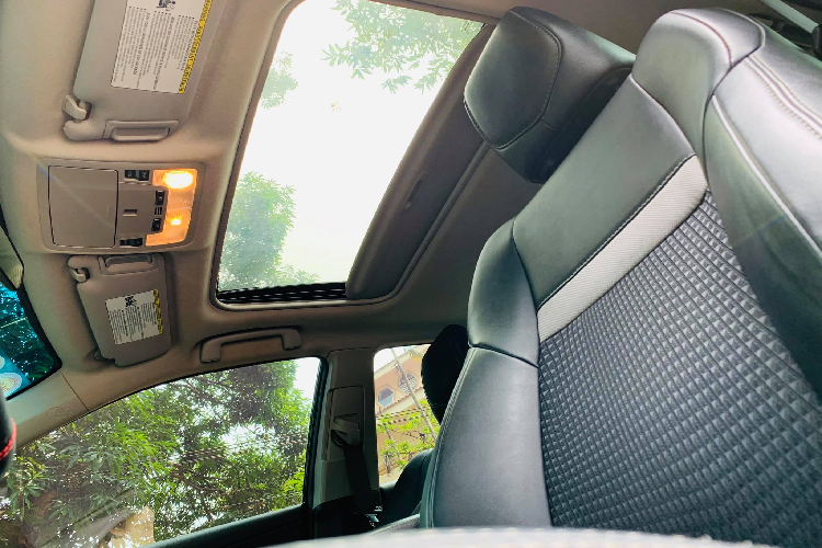 Camry được Toyota trang bị hàng loạt công nghệ an toàn như: kiểm soát hành trình, camera lùi, 10 túi khí, chống bó cứng phanh ABS, phân bổ lực phanh điện tử EBD, hỗ trợ phanh khẩn cấp BA.