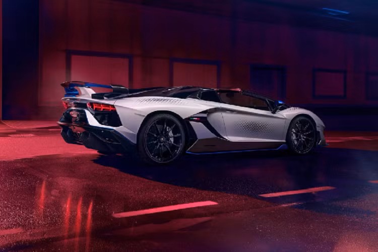 Mẫu xe này không có sự khác biệt về động cơ cũng như hiệu năng của phiên bản, chính vì thế Lamborghini sẽ vẫn trang bị cho mẫu xe này động cơ V12 hút khí tự nhiên, dung tích 6,5 lít. Động cơ này sản sinh công suất cực đại 770 mã lực cùng 720 Nm mô-men xoắn. Sức mạnh trên được truyền đến tất cả các bánh xe thông qua hộp số tự động ly hợp đơn (ISR) 7 cấp. Sức mạnh này giúp Aventador SVJ Roadster tăng tốc 0-100 km/h trong 2,9 giây (chậm hơn bản Coupe 0,1 giây) và đạt vận tốc tối đa 350 km/h.