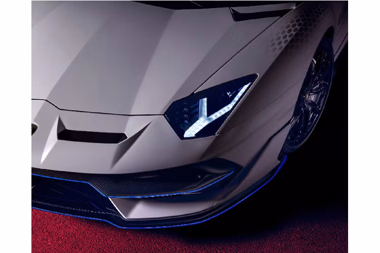 Trong cuộc gọi video, mô hình mô phỏng chiếc xe sẽ có mặt trong studio Ad Personam với các đề xuất thiết kế trực tiếp và đề xuất cấu hình từ nhóm Ad Personam và hoàn toàn có thể sử dụng điện thoại thông minh để xem lại và để xem chi tiết cận cảnh. Tham vấn ảo sẽ được ghi nhận với các đề xuất đầy đủ được gửi cho khách hàng bao gồm thiết kế cuối cùng và thậm chí các mẫu vật liệu.