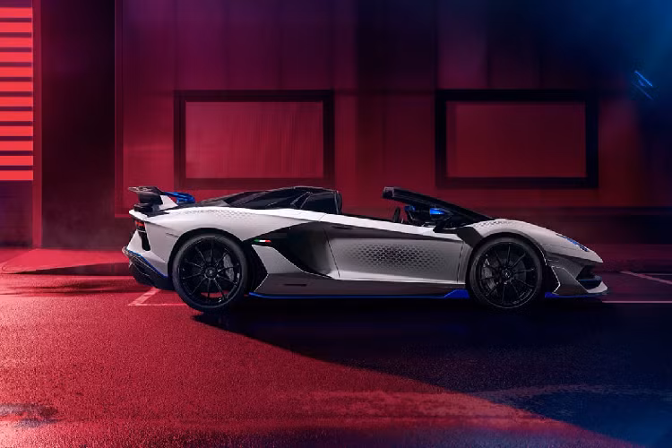 Kết hợp với đó chính là một số chi tiết màu xanh nổi bật được phối ở cả khoang nội thất lẫn ngoại thất của chiếc xe. Các chi tiết như viền các líp xe, viền cánh gió cũng như ốp gương đều được trang bị màu xanh đầy nổi bật. Khoang nội thất được bọc da Alcantara tối màu với ghế được phối nhẹ với các chi tiết xanh đầy tinh tế được tạo ra trong vòng 80 giờ. Chiếc xe được trang bị ghế độc quyền với hoa văn hình lục giác và màu tương phản đặc biệt để phù hợp với ngoại thất. Mỗi chiếc xe thuộc phiên bản Xago Edition sẽ được đính một bảng số thứ tự nhằm phân biệt giữa các chiếc xe