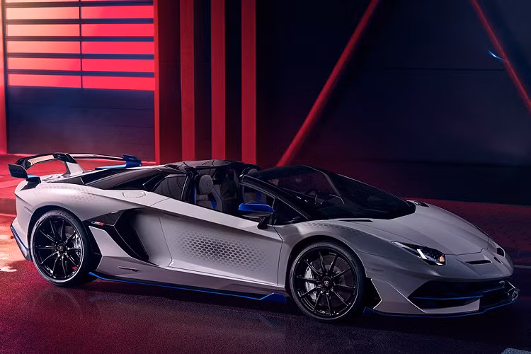 Kể từ tháng 7/2020, khách hàng mua xe trên khắp thế giới có thể đặt trước một cuộc tư vấn ban đầu có độ dài khoảng 2 tiếng thông qua các đại lý của hãng siêu xe Lamborghini, hoặc tham gia với chuyên gia bán hàng của họ tại showroom hoặc từ một địa điểm khác. Họ sẽ được tham gia một cuộc họp với các chuyên gia Lamborghini cùng các tùy chọn Ad Personam mở rộng được hiển thị.