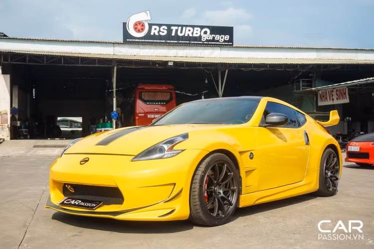 Hầu hết các chi tiết trên chiếc Nissan 370Z độ khủng này đều được thiết kế, làm mới dựa trên nguyên mẫu 350Z trước đây. Có thể thấy một số chi tiết nổi bật được “hiện đại hóa” như phần cản trước với đèn chiếu sáng góc cạnh, đèn chiếu sáng sau cũng được thiết kế lại theo phong cách tương tự.