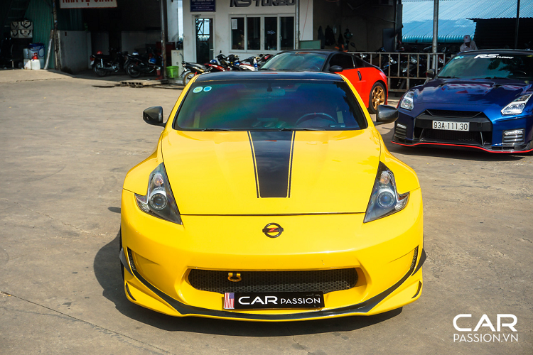 So với 350Z, xe thể thao Nissan 370Z có kích thước khác một chút với chiều dài cơ sở ngắn hơn 100mm, chiều rộng tăng 33mm và chiều cao được giảm xuống khoảng 7.6mm. Chiếc xe được chế tạo với các vật liệu nhẹ hơn với kích thước nhỏ hơn so với 350Z giúp giảm khối lượng tổng thể của chiếc 370Z.