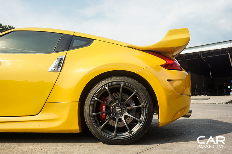 Thay cho ngoại thất với những chi tiết nguyên bản, chiếc xe đã được nâng cấp gói độ Vesito Bodykit đến từ thương hiệu Powerhouse Amuse. Gói độ này mang tới cho chiếc xe phần cản trước, cản sau, các líp hông mới với thiết kế đầy thể thao, đem lại cho chiếc xe một vẻ ngoài cực kì hầm hố, đúng với phong cách những chiếc xe độ tại Nhật Bản. Ngoài ra, gói độ này còn đem tới cho chiếc xe một cánh gió cỡ lớn được gắn ở nắp khoang hành lý phía sau.