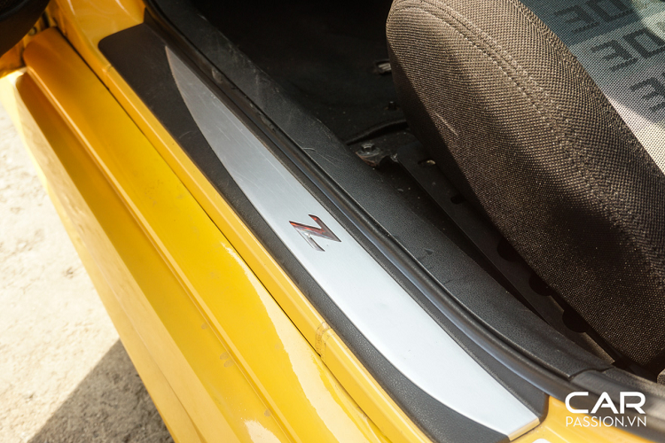 Về nguyên bản, chiếc Nissan 370Z được trang bị khối động cơ V6 3.7 lít hút khí tự nhiên giúp sản sinh công suất tối đa lên tới 332 mã lực và 365 Nm mô-men xoắn. Đi kèm với đó là hệ dẫn động cầu sau và hộp số tự động 7 cấp. Giá xe Nissan 370Z cũng như số tiền độ không được chủ nhân tiết lộ.