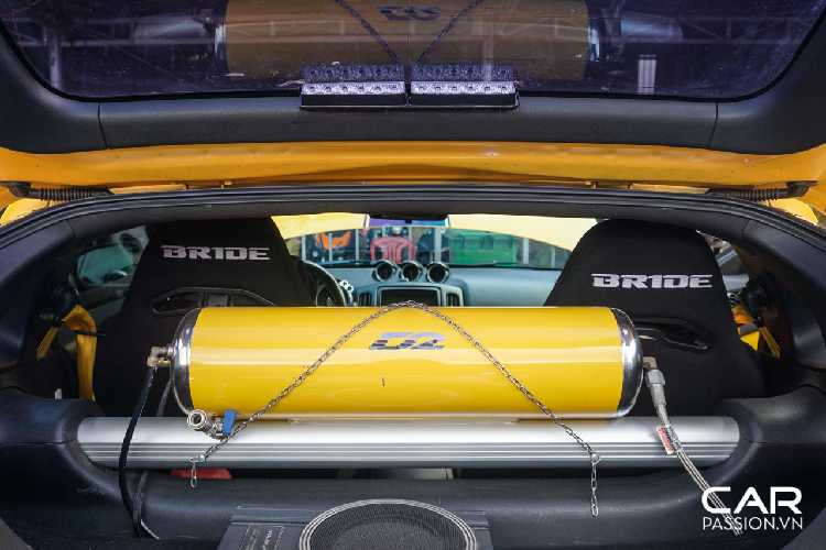 Ngoài ra, để có thể giúp chiếc xe hạ gầm tới “sát đất”, chiếc xe đã được chủ nhân lựa chọn trang bị hệ thống phuộc khí nén đến từ thương hiệu D2, kết hợp với đó chính là bộ mâm đa chấu được sơn màu xám nhám đến từ thương hiệu STR Racing ăn nhập với vẻ bề ngoài của xe. Một số chi tiết trên xe cũng đã được thay thế bằng chất liệu carbon, đem lại vẻ đẹp đầy hấp dẫn cho chiếc xe thể thao Nhật Bản.
