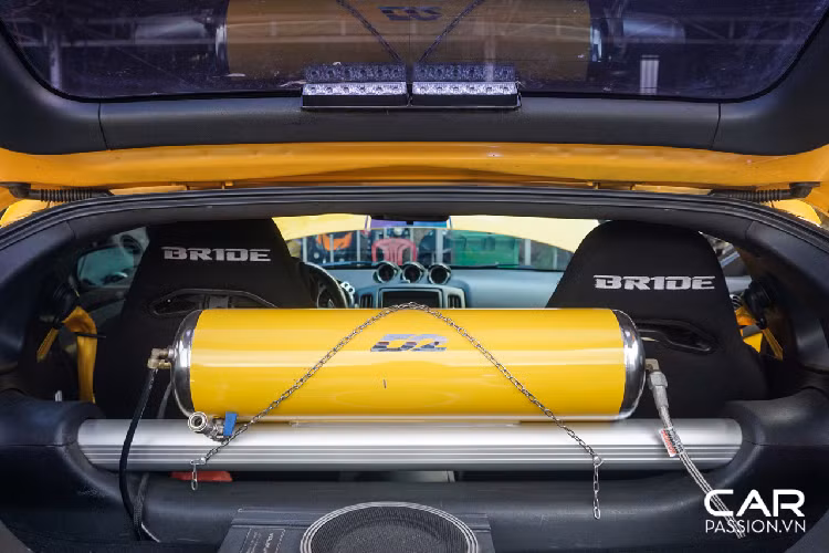 Ngoài ra, để có thể giúp chiếc xe hạ gầm tới “sát đất”, chiếc xe đã được chủ nhân lựa chọn trang bị hệ thống phuộc khí nén đến từ thương hiệu D2, kết hợp với đó chính là bộ mâm đa chấu được sơn màu xám nhám đến từ thương hiệu STR Racing ăn nhập với vẻ bề ngoài của xe. Một số chi tiết trên xe cũng đã được thay thế bằng chất liệu carbon, đem lại vẻ đẹp đầy hấp dẫn cho chiếc xe thể thao Nhật Bản.