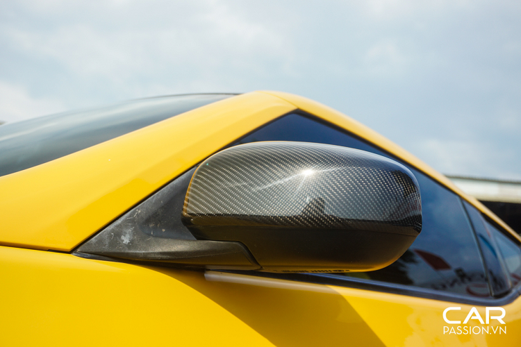 Khoang nội thất của xe đã được nâng cấp với một số chi tiết, nổi bật nhất chính là hai ghế đua đến từ thương hiệu Bride. Ngoài ra, bảng điều khiển trung tâm đã được nâng cấp với màn hình cỡ lớn hiện đại cùng một số chi tiết ốp carbon đầy thể thao.