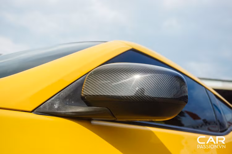 Khoang nội thất của xe đã được nâng cấp với một số chi tiết, nổi bật nhất chính là hai ghế đua đến từ thương hiệu Bride. Ngoài ra, bảng điều khiển trung tâm đã được nâng cấp với màn hình cỡ lớn hiện đại cùng một số chi tiết ốp carbon đầy thể thao.