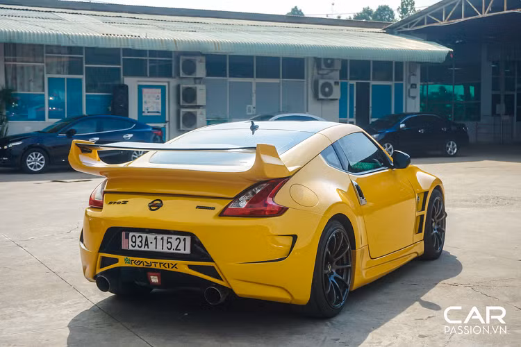 370Z sở hữu khung phụ được làm bằng nhôm phía trước, giá đỡ động cơ bằng hợp kim nhôm, tấm cửa nhôm, mui xe hoàn toàn bằng nhôm và nắp động cơ nhôm. Các cải tiến bổ sung của dòng xe này phải kể đến như việc sử dụng vỏ tản nhiệt composite bằng sợi carbon và mở rộng các hốc bánh phía sau.