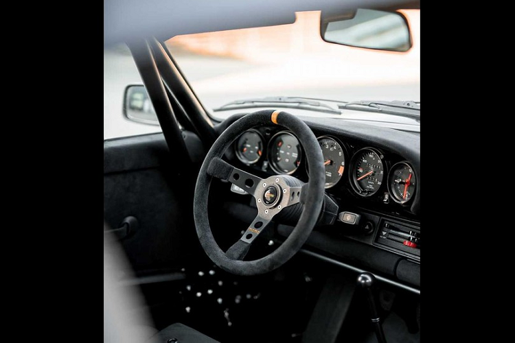 Syberia bắt đầu sự sống với một chiếc Porsche 911 Carrera 3.2 1986 mà Burkhard mua được ở Nhật Bản. Sau khi thực hiện một số bản nháp thiết kế, người chế tạo đã sử dụng cưa để cắt bớt hốc bánh và lắp vào những tấm chắn bùn cỡ lớn. Giờ đây, chiếc xe chạy bằng bộ la-zăng 16-inch với lốp nổi cục khổng lồ.