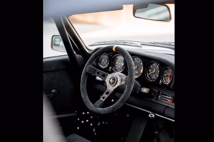 Syberia bắt đầu sự sống với một chiếc Porsche 911 Carrera 3.2 1986 mà Burkhard mua được ở Nhật Bản. Sau khi thực hiện một số bản nháp thiết kế, người chế tạo đã sử dụng cưa để cắt bớt hốc bánh và lắp vào những tấm chắn bùn cỡ lớn. Giờ đây, chiếc xe chạy bằng bộ la-zăng 16-inch với lốp nổi cục khổng lồ.