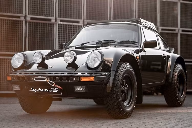 Kai Burkhard không gì tới một thứ gì đó phổ thông khi anh ấy bắt đầu hành trình săn lùng một chiếc xe năng động thú vị. Ban đầu, anh ấy đã suýt mua một chiếc Humvee, thế nhưng phương tiện quân sự lừng danh lại có một khuyết điểm lớn: nó chỉ có tốc độ lái thoải mái tối đa ở 80 km/h. Vấn đề này đã dẫn đến ý tưởng tạo nên Syberia RS, một chiếc siêu xe Porsche 911 off-road dùng cho cả 4 mùa.