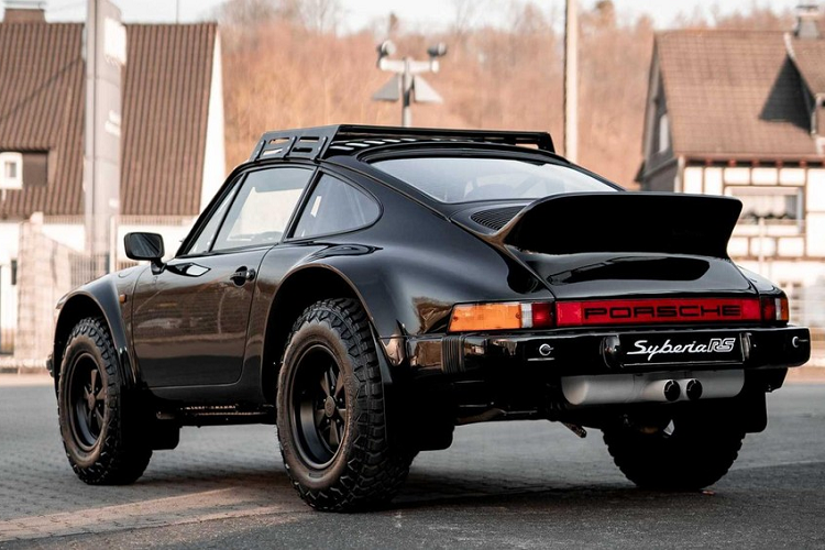 Hệ truyền động của xe cũng được điều chỉnh lại một chút. Hộp số Porsche type 915 giờ đây sử dụng bánh răng tỉ số ngắn và có một bộ hạn chế khóa vi sai. Ở phía bên trong, chủ xe đã sử dụng chất liệu Alcantara sang trọng trên vô lăng và phần ốp cửa. Hơn nữa, chiếc xe cũng được trang bị một khung chống lật để tăng thêm tính an toàn trong trường hợp tài xế “lỡ tay”.