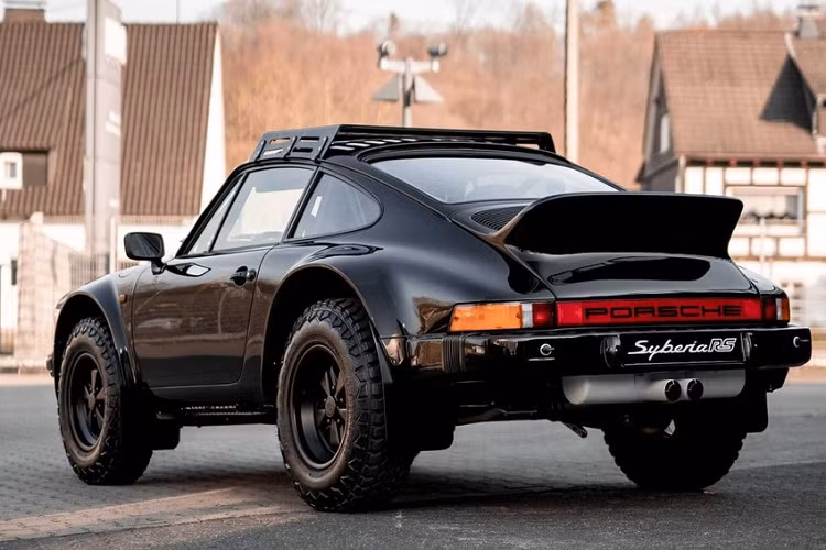 Hệ truyền động của xe cũng được điều chỉnh lại một chút. Hộp số Porsche type 915 giờ đây sử dụng bánh răng tỉ số ngắn và có một bộ hạn chế khóa vi sai. Ở phía bên trong, chủ xe đã sử dụng chất liệu Alcantara sang trọng trên vô lăng và phần ốp cửa. Hơn nữa, chiếc xe cũng được trang bị một khung chống lật để tăng thêm tính an toàn trong trường hợp tài xế “lỡ tay”.