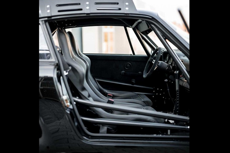 Bên cạnh đó, chiếc xe thể thao Đức còn được trang bị một tấm cản va phía trước độ đặc biệt tích hợp một bộ tời, và trên nắp capô cũng có thêm những bóng đèn chiếu sáng. Trong khi có kích thước tương đối nhỏ, song giá đỡ nóc cũng sẽ giúp tăng cường một chút khả năng chở hành lý.