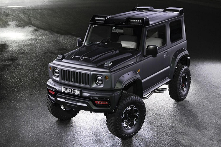 Ở phía trước, Suzuki Jimny Black Bison Edition mới đã loại bỏ đi kiểu lưới tản nhiệt nguyên bản, thay vào đó là lưới tản nhiệt nan dọc tương tự của Jeep. Hệ thống chiếu sáng trên xe cũng được làm mới với phần ốp đèn pha kiểu cách hơn. Cản trước xe loại bỏ đi đèn phá sương dạng tròn thay vào đó là dãy LED mới.