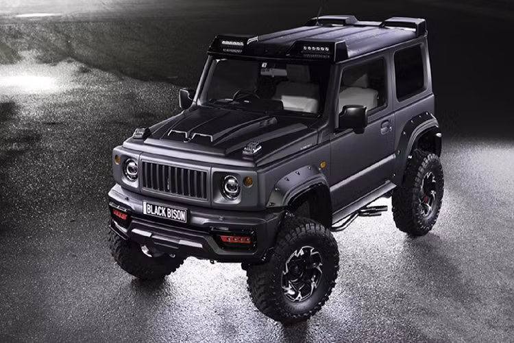 Ở phía trước, Suzuki Jimny Black Bison Edition mới đã loại bỏ đi kiểu lưới tản nhiệt nguyên bản, thay vào đó là lưới tản nhiệt nan dọc tương tự của Jeep. Hệ thống chiếu sáng trên xe cũng được làm mới với phần ốp đèn pha kiểu cách hơn. Cản trước xe loại bỏ đi đèn phá sương dạng tròn thay vào đó là dãy LED mới.