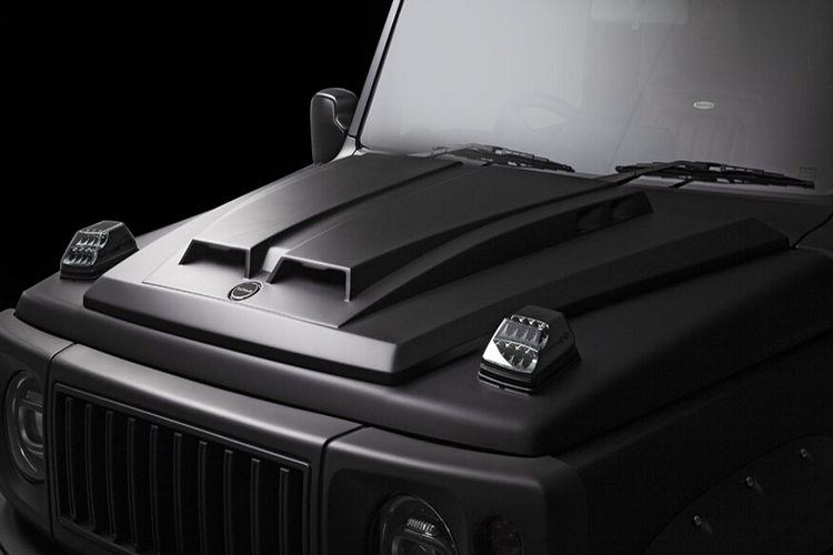 Suzuki Jimny Black Bison vẫn sử dụng khung gầm rời body on frame và 2 cầu cứng cùng hệ thống treo thanh xoắn đâm chất SUV off-road. Cung cấp sức mạnh cho xe là động cơ khiêm tốn 4 cyl 1.5L công suất 101 mã lực, kết hợp với số sàn 5 cấp hoặc số tự động 4 cấp.