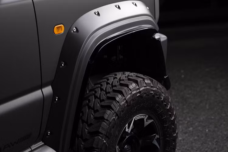 Chưa dừng lại ở đó, khi bước vào bên trong cabin, Jimny đã được Wald International cung cấp hàng loạt trang bị sang trọng như ghế bọc da thêu họa tiết nổi khối kim cương, thảm trải sàn cao cấp và vô lăng dược thiết kế độc đáo hơn cho phiên bản đặc biệt.