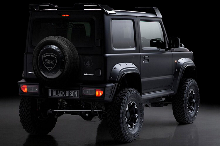 Trên nóc xe, phiên bản Suzuki Jimny độ Black Bison cũng trang bị 2 thanh LED tách biệt để tăng thêm phong cách off-road. Điểm nhấn của ngoại thất có lẽ là nắp ca pô với các khe gió và đèn chiếu sáng, đem đến sự hung hăng hơn khi nhìn từ phía trước.