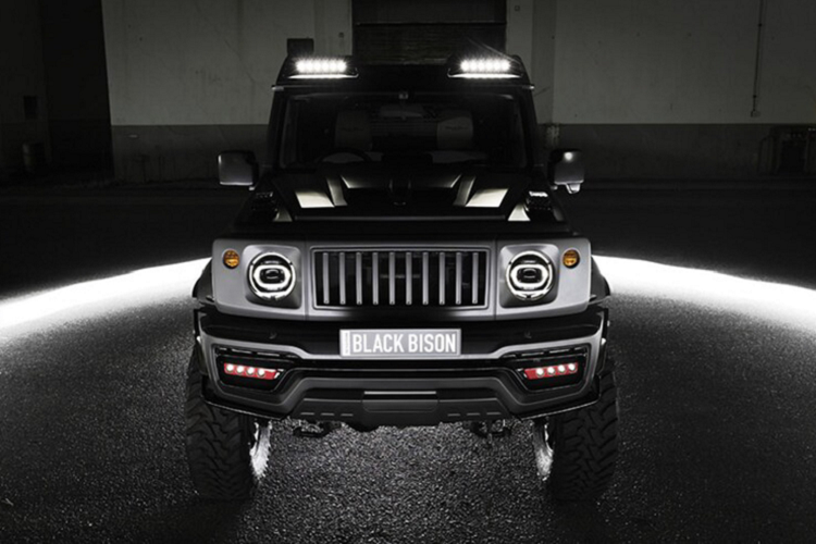 Có lẽ chính vì vậy mà các chuyên gia của hãng độ Wald International từ Nhật Bản đã quyết định đem đến cho chiếc SUV 4x4 nhỏ bé này vẻ ngoài hào nhoáng hơn, nội thất sang trọng hơn và một số trang bị hỗ trợ mục đích việt dã.