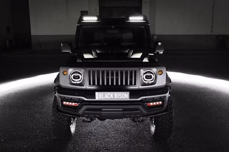 Có lẽ chính vì vậy mà các chuyên gia của hãng độ Wald International từ Nhật Bản đã quyết định đem đến cho chiếc SUV 4x4 nhỏ bé này vẻ ngoài hào nhoáng hơn, nội thất sang trọng hơn và một số trang bị hỗ trợ mục đích việt dã.