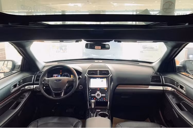 Trang bị tính năng an toàn trên Explorer khá đầy đủ gồm hệ thống: hỗ trợ đỗ xe tự động, cảnh báo điểm mù, hỗ trợ đổ đèo, hệ thống camera 180 độ. Ford Explorer ghi điểm nhiều nhờ vào thiết kế hầm hố, tiện nghi và công nghệ an toàn hiện đại trong phân khúc.