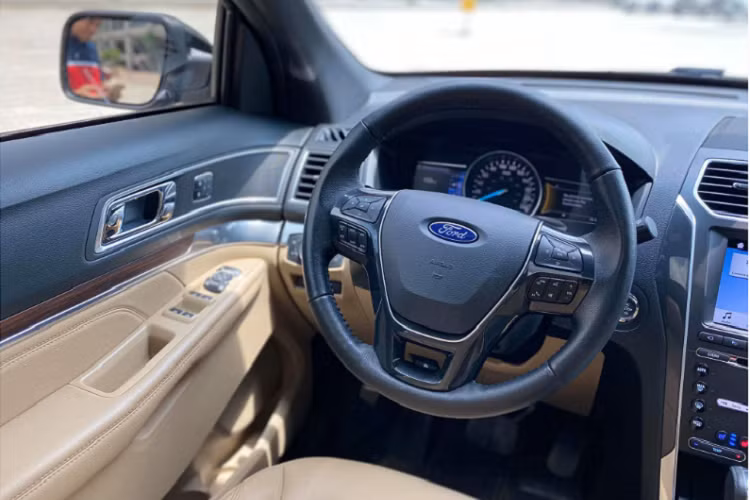 Với Ford Explorer Limited đã qua sử dụng đời 2018, mức giá còn khoảng 1,8 tỷ đồng. Explorer lướt sẽ là lựa chọn tiết kiệm chi phí đăng ký cho những ai có ngân sách khoảng 1,5-2 tỷ phân vân giữa việc "đập hộp" một chiếc SUV 7 chỗ bản full như Fortuner, Everest, CX-8 hay mua Explorer đã qua sử dụng.