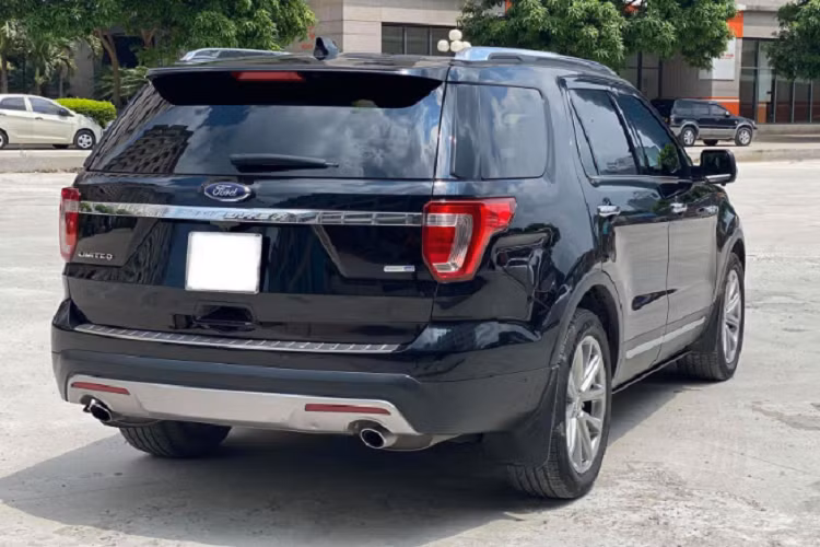 Hiện tại trên thị trường xe cũ, giá xe Ford Explorer Limited 2016 được rao bán chỉ quanh mức 1,5 tỷ đồng, giảm từ 200 – 300 triệu đồng so với giá từ 1,7 tỷ trước đó, tùy thuộc tình trạng và đời xe. Ford Explorer 2018-2019 (facelift) mới điểm khác biệt về mâm và đèn sương mù và một số điểm ở ngoại thất