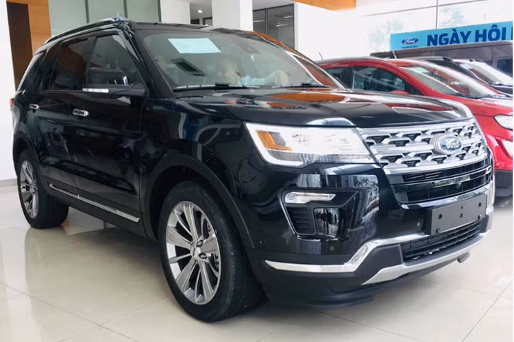 Nội thất của Ford Explorer thiết kế 7 chỗ ngồi với 3 hàng ghế ngồi rộng rãi, gập điện cùng nhiều tính năng, trang bị hiện đại như hệ thống giải trí màn hình lớn trung tâm, dàn âm thanh 12 loa, giải trí hàng ghế sau, trang bị cửa sổ trời toàn cảnh và hơn thế nữa.