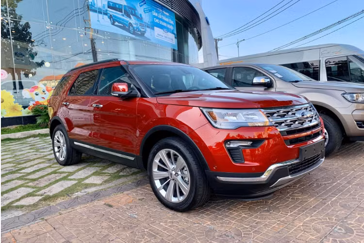 Hiện nay, Ford Explorer đã bước sang thế hệ hoàn toàn mới nhưng vẫn chưa hẹn ngày về Việt Nam. Tuy nhiên theo tìm hiểu, mức giá 1,99 tỷ hiện nay của Explorer đang khá hấp dẫn để chọn mua một chiếc SUV 7 chỗ nhập Mỹ cứng cáp và an toàn.
