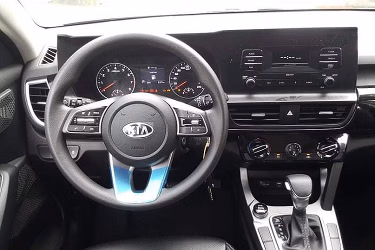 Seltos 1.4 Deluxe sử dụng mâm đúc 17 inch giống các phiên bản cao cấp. Nhờ đó, ngoại hình của xe không gây quá nhiều hụt hẫng đối với khách hàng. Tuy nhiên, khu vực nội thất của bản deluxe sẽ gây thất vọng với nhiều người. Khác các bản cao cấp với màn hình từ 8-10,25 inch, bản Deluxe chỉ sở hữu một màn hình audio thông thường.