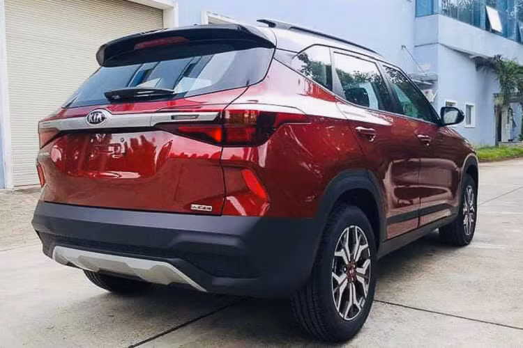 Ngoài ra, bản 1.4L Deluxe còn có đủ 3 chế độ lái và 3 chế độ kiểm soát lực kéo, giống các bản cao. Hệ thống an toàn trên Kia Seltos Deluxe 1.4 gồm các trang bị gồm: ABS, EBD, ESP, Hỗ trợ khởi hành ngang dốc HAC, cảm biến sau hỗ trợ đỗ xe, 2 túi khí. Giá xe Kia Seltos Deluxe 1.4 mới tại Việt Nam đang công bố ở mức 589 triệu đồng.