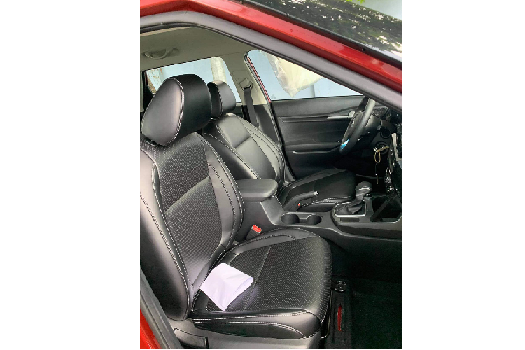 Ưu điểm trên Kia Seltos Deluxe 1.4 chính là bộ ghế da theo xe. Nếu 2 bản cao cấp dùng da màu beige thì bản tiêu chuẩn này sử dụng ghế da đen. Xe vẫn có cửa gió hàng ghế sau, bệ tỳ tay trung tâm và có thể điều chỉnh độ ngả. Hệ thống thông tin giải trí chỉ có Audio và 6 loa.
